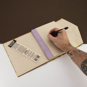 Cuaderno grande lokta floral con cierre de bambú