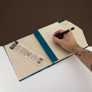 Cuaderno grande lokta floral con cierre de bambú