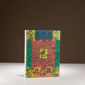 Portada del Cuaderno Lokta con banderas de oración.