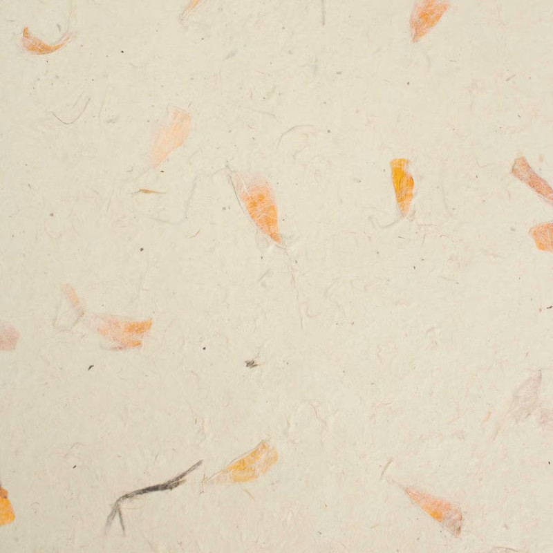 El Papel Lokta pétalos caléndula A4 ofrece un formato versátil para múltiples proyectos manuales.