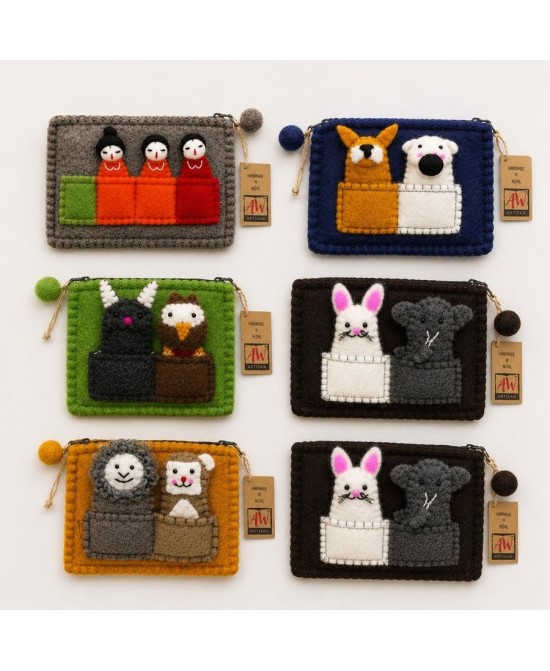 Estuche de fieltro natural con marionetas de dedo animales para guardar pequeños objetos y accesorios.