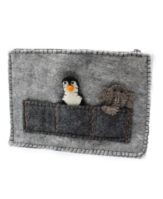 Funda artesanal para tablet presentada con etiqueta de producto hecho a mano.