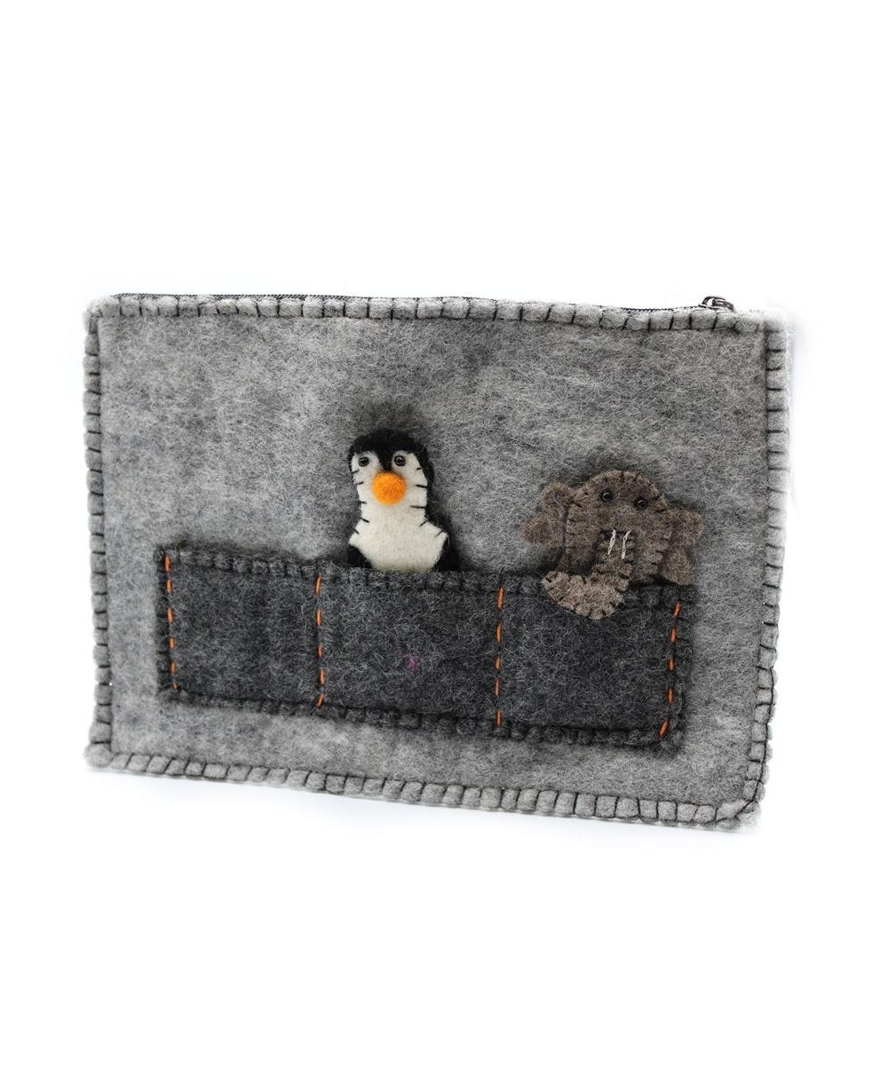 Funda artesanal para tablet presentada con etiqueta de producto hecho a mano.