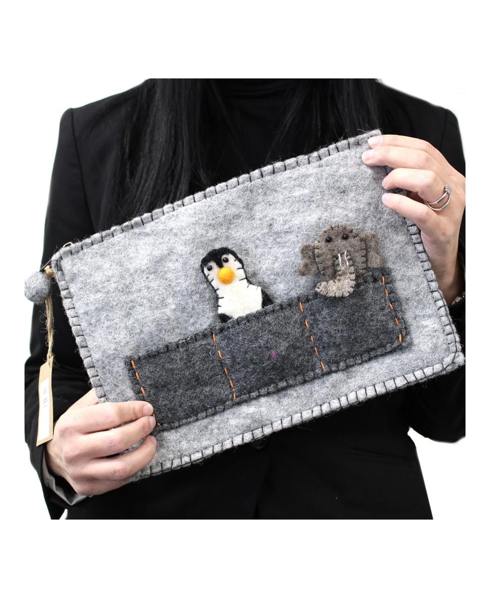 Tamaño de la funda artesanal para tablet con personajes de fieltro.