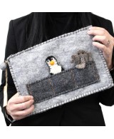 Tamaño de la funda artesanal para tablet con personajes de fieltro.