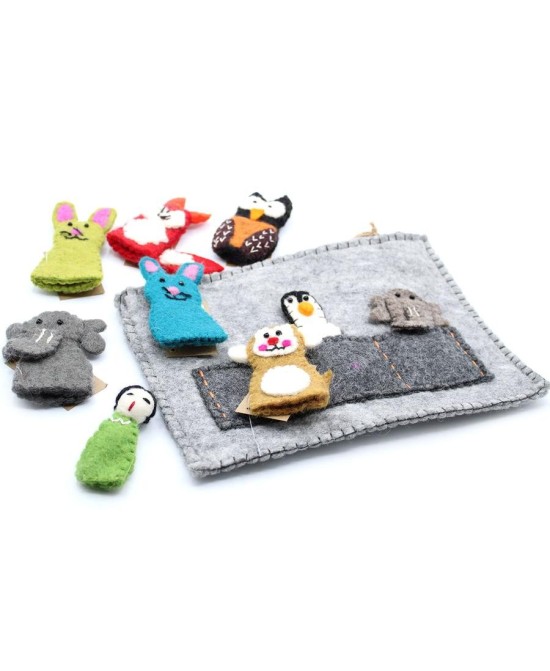 Detalles de las marionetas de fieltro artesanal utilizada en funda protectora para tablet.