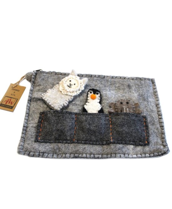 Funda de fieltro para tablet con marionetas de dedo y bolsillos frontales para juego creativo.