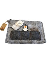 Funda de fieltro para tablet con marionetas de dedo y bolsillos frontales para juego creativo.