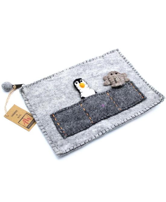 Perfil lateral de funda de fieltro para tablet con cierre de cremallera artesanal.