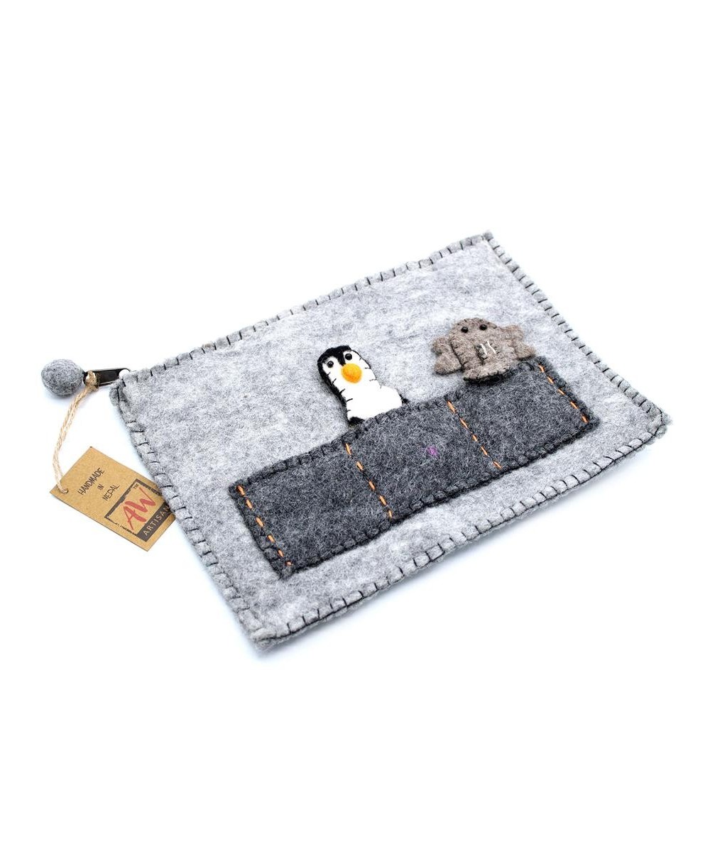 Perfil lateral de funda de fieltro para tablet con cierre de cremallera artesanal.