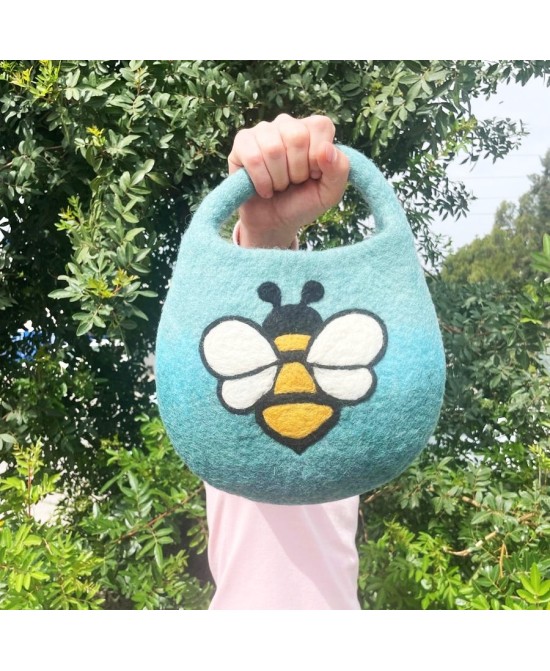 Bolso de fieltro con abeja y cierre magnético artesanal