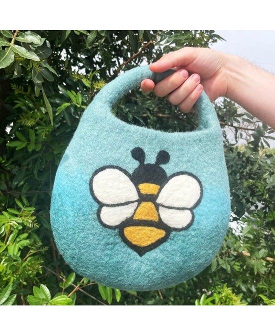 Bolso de fieltro con abeja y cierre magnético artesanal