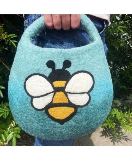 Bolso de fieltro con abeja y cierre magnético artesanal