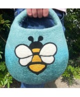 Bolso de fieltro con abeja y cierre magnético artesanal