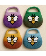 Bolso completo de fieltro con diseño de abeja y asa integrada para uso diario y transporte de objetos personales.