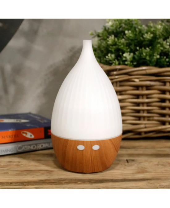 Difusor de aromas USB blanco con base efecto madera y luz LED para aceites esenciales.