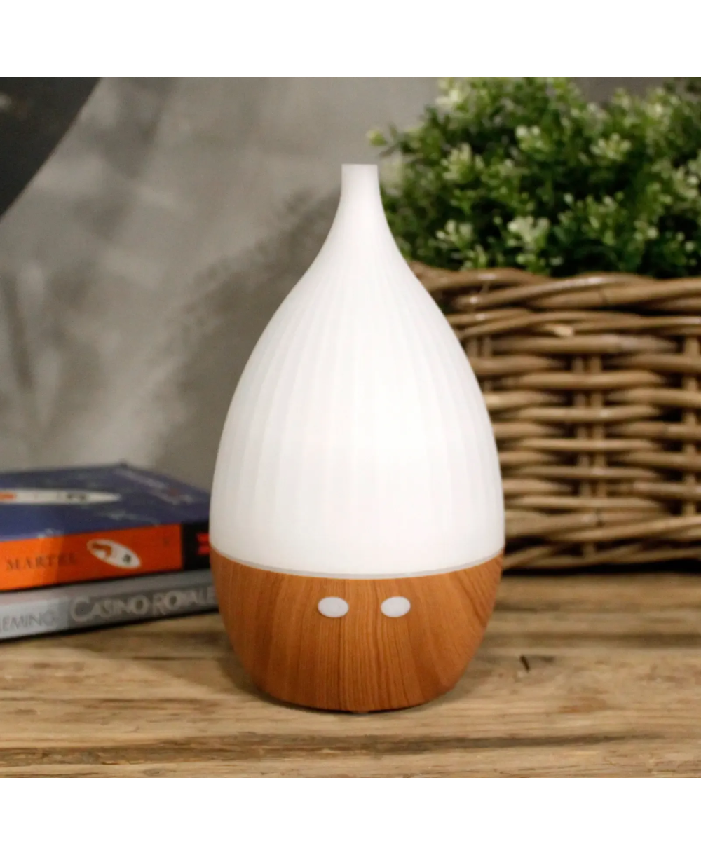 Difusor de aromas USB blanco con base efecto madera y luz LED para aceites esenciales.
