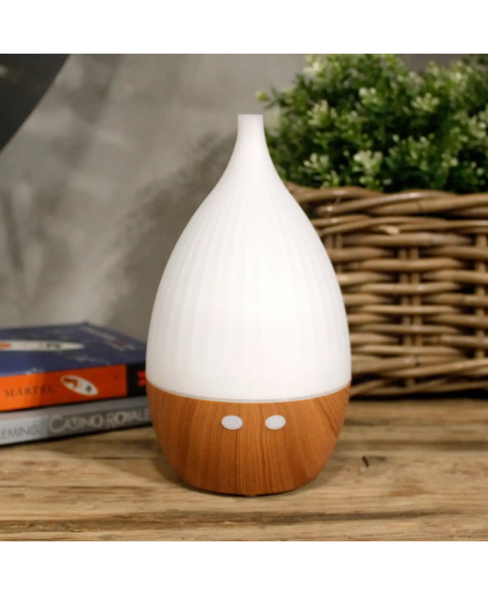 Difusor de aromas USB blanco con base efecto madera y luz LED para aceites esenciales.