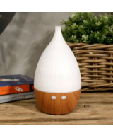 Difusor de aromas USB blanco con base efecto madera y luz LED para aceites esenciales.