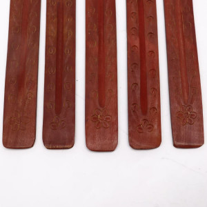 Soporte de incienso de madera con grabado