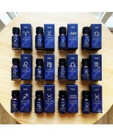 Frascos de aceites de fragancia inspirados en los doce signos del zodiaco.