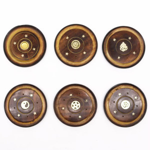 Quemador de incienso y conos de madera redondo decorativo con figuras doradas.