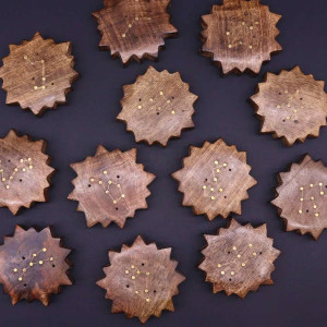 Soporte para incienso de madera con símbolos zodiacales