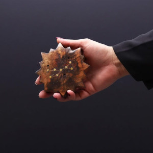 Soporte para incienso de madera con símbolos zodiacales