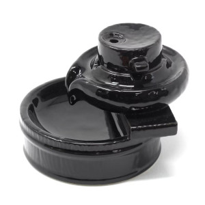 Quemador de incienso de cerámica negra con diseño circular para conos de flujo inverso.