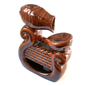 Quemador de incienso de cerámica marrón con forma de jarrón y estructura decorativa tipo arpa.