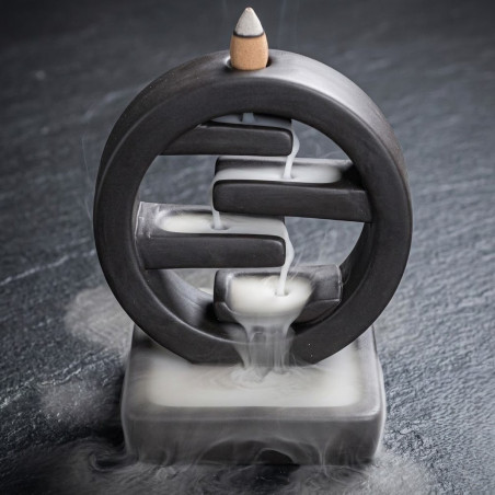 Quemador de incienso de cerámica negra con forma circular y niveles internos para efecto cascada.