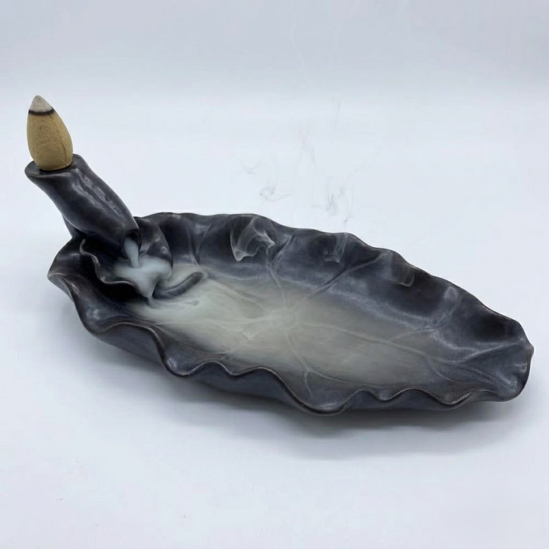Quemador de incienso de cerámica negra con forma de hoja de loto para flujo inverso.
