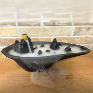 Quemador de incienso de cerámica negra con paisaje de montañas para flujo inverso.