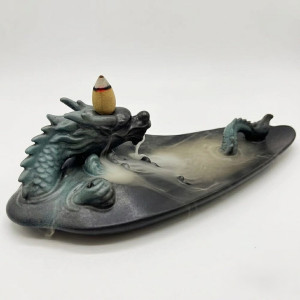 Quemador de incienso de cerámica con dragón y base tipo estanque para flujo inverso.