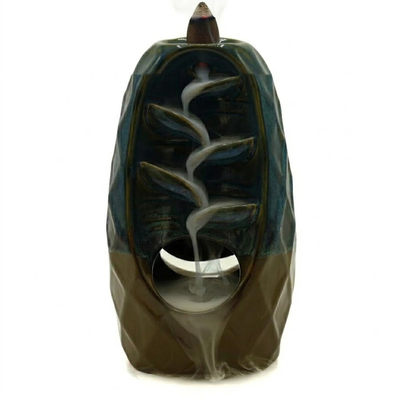 Quemador de incienso de cerámica con forma de montaña y apertura frontal para flujo inverso.