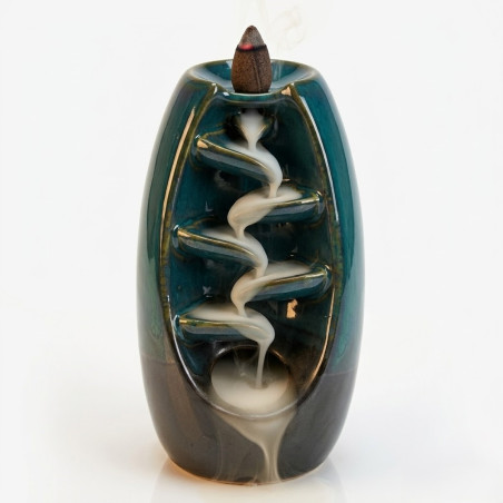 Quemador de incienso de cerámica esmaltada en tonos verdes con diseño ovalado para flujo inverso.