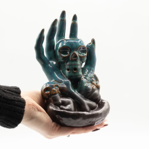 Quemador incienso cascada calavera en mano