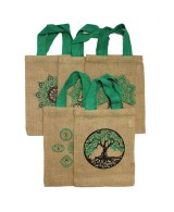 Bolsa ecológica de yute con diseños místicos surtidos, asas verdes y formato reutilizable para compras y uso diario.