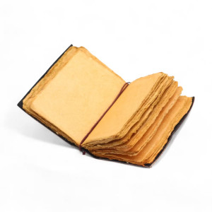 Cuaderno abierto sobre una mesa, ideal para escribir pensamientos y reflexiones personales.