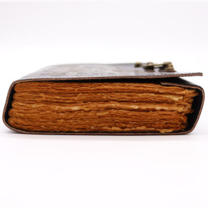 Libro de las Sombras sobre altar espiritual, rodeado de velas y elementos de conexión interior.