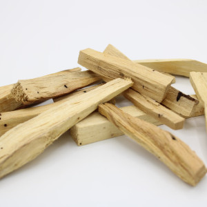 Bolsa de tela con palos de palo santo natural en madera para aromatizar espacios.