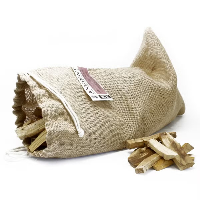 Bolsa de tela con palos de palo santo natural en madera para aromatizar espacios.