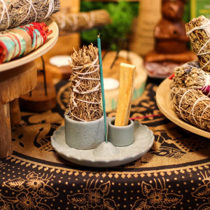 Soportes multiusos de cerámica para incienso, palo santo y atados en varios diseños decorativos.