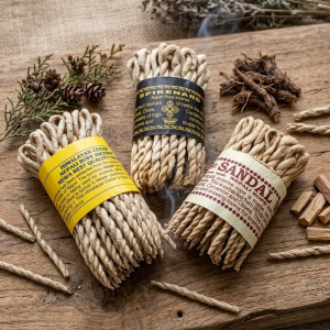 Cuerdas de incienso herbal enrollada con fibras naturales para uso aromático.