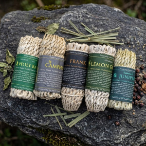 Cuerdas de incienso nepalí trenzado y disponible en varios aromas.