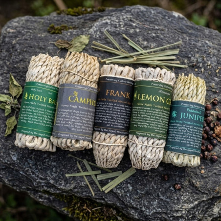Cuerdas de incienso nepalí trenzado y disponible en varios aromas.