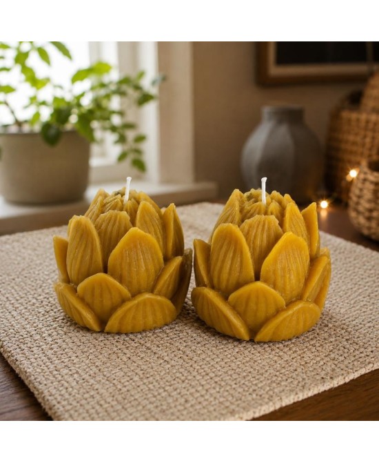 Pack de dos velas flor de loto elaboradas con cera de abeja natural para meditación y decoración.