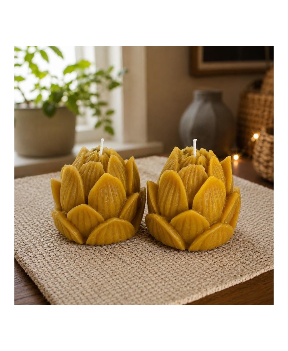Pack de dos velas flor de loto elaboradas con cera de abeja natural para meditación y decoración.