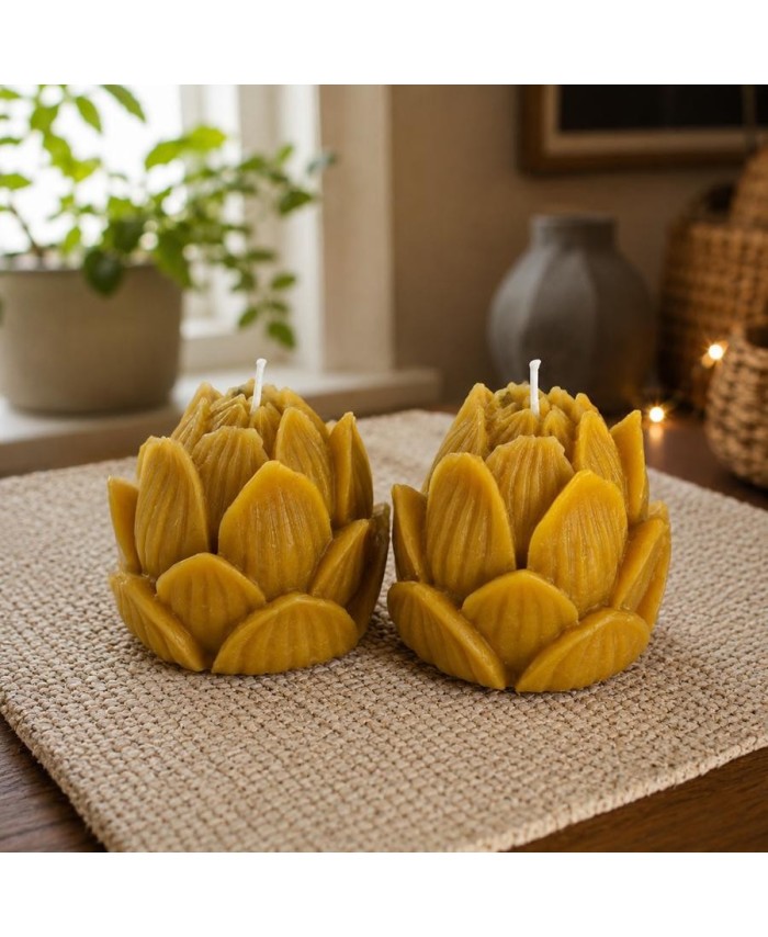 Pack de dos velas flor de loto elaboradas con cera de abeja natural para meditación y decoración.
