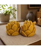 Pack de dos velas flor de loto elaboradas con cera de abeja natural para meditación y decoración.